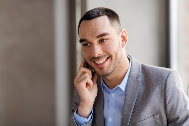 homem de negócios a ligar para o smartphone no escritório