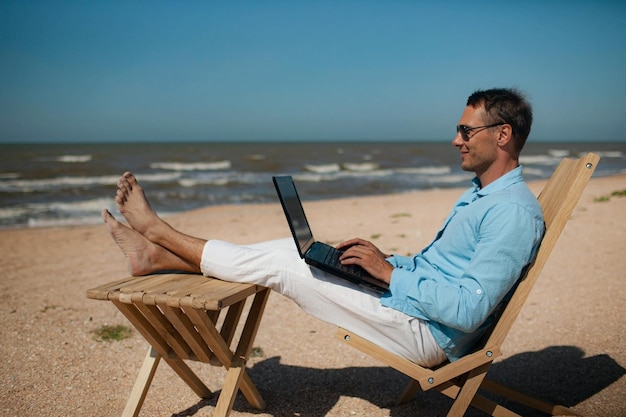 Foto homem de negócios a trabalhar na praia.