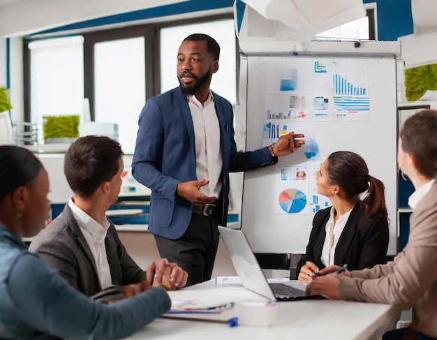 Homem de negócios africano apresentador líder de equipe dando treinamento de apresentação em quadro branco no escritório Comp