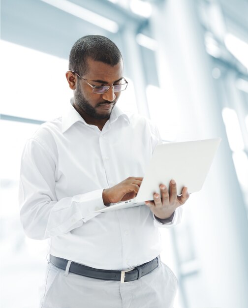 Homem de negócios afro-americano com um laptop