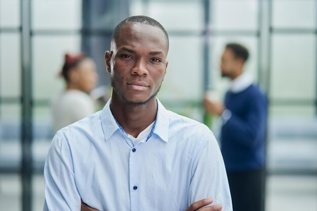 Homem de negócios americano africano com braços cruzados