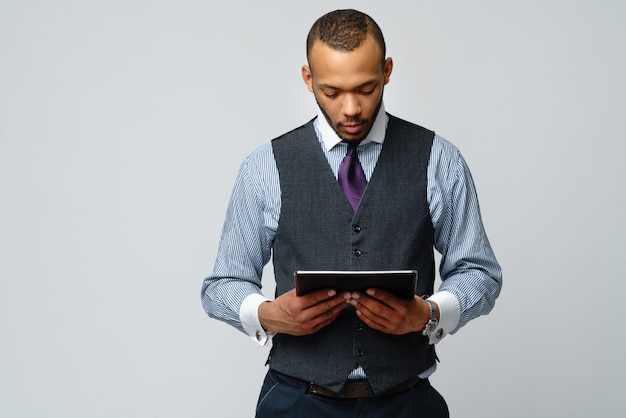 Homem de negócios americano africano profissional segurando o tablet pc