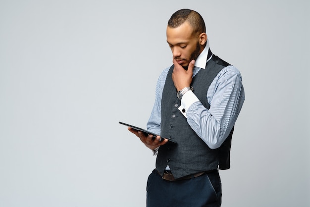 Homem de negócios americano africano profissional segurando o tablet pc