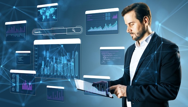 Homem de negócios analisando dados digitais em telas de interface futuristas