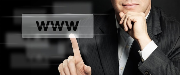 Foto homem de negócios apontando a barra de endereços www seo marketing na internet e conceito de marketing publicitário mãos humanas closeup