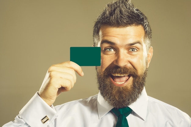 Foto homem de negócios apresentando cartão de crédito homem bonito com cartão de visita em branco na mão empresário mostrando