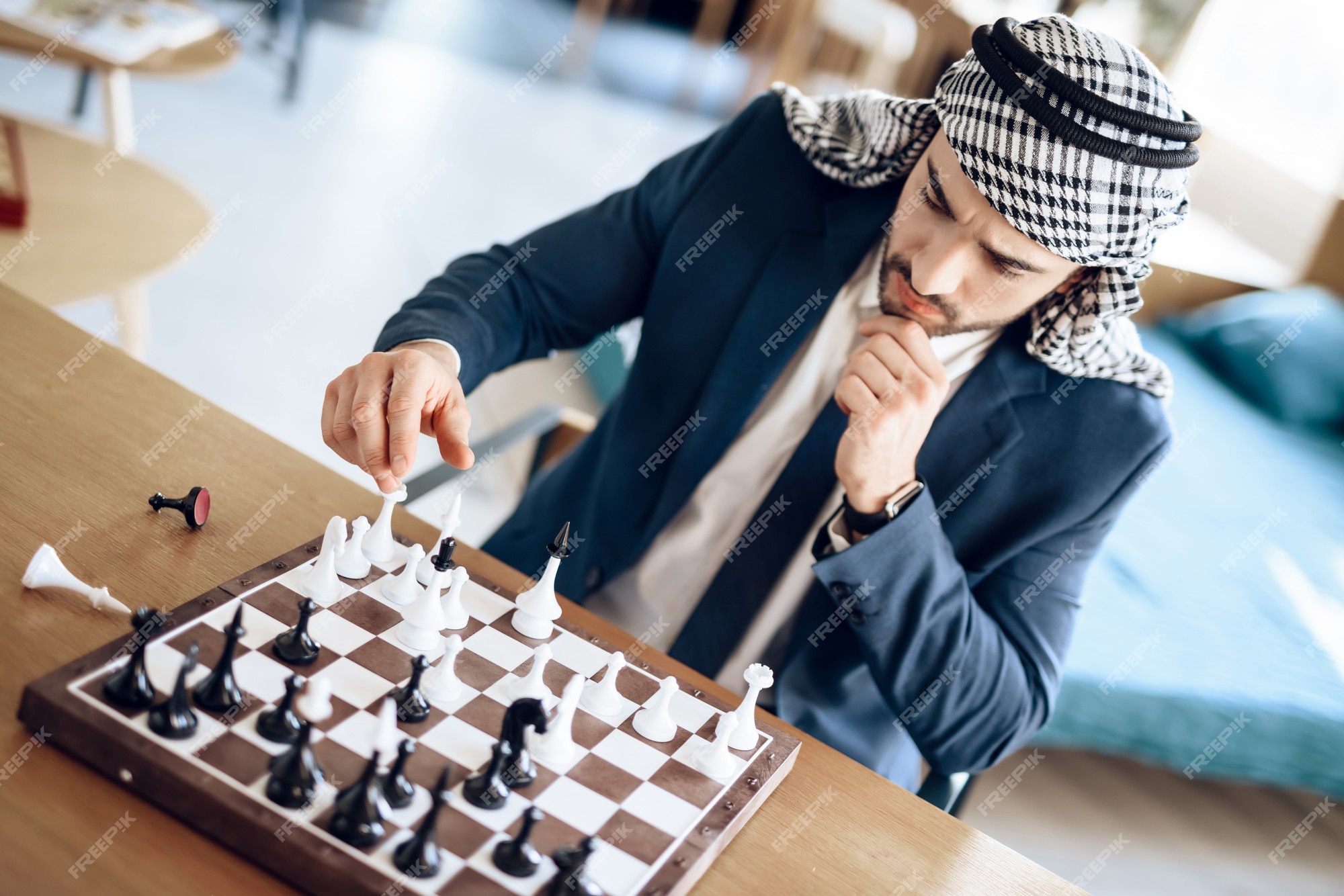 Um Homem De Negócios árabe Checkmates Uma Outra Xadrez De Jogo Na Tabela Na  Sala De Hotel Imagem de Stock - Imagem de xadrez, conceito: 113686897