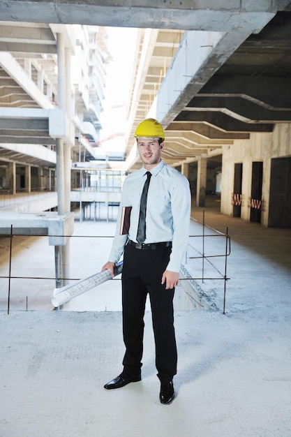 homem de negócios Arquiteto engenheiro gerente no projeto do canteiro de obras