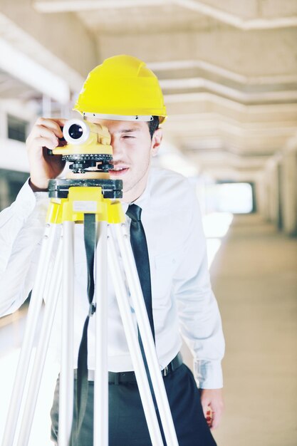 homem de negócios Arquiteto engenheiro gerente no projeto do canteiro de obras