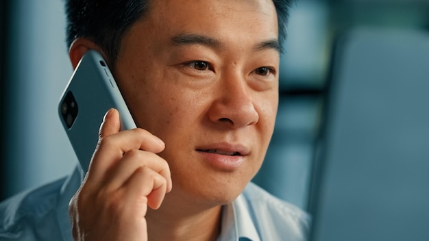 homem de negócios asiático coreano chinês homem maduro chefe agente consultor trabalhador de escritório masculino chamando