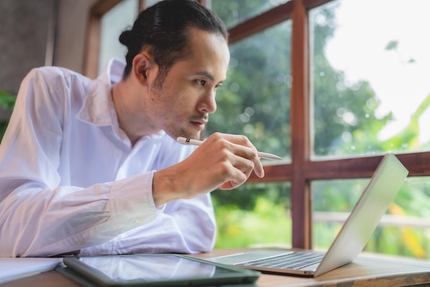 Homem de negócios asiático pessoa empresário freelance trabalhando em espaço de coworking ou café