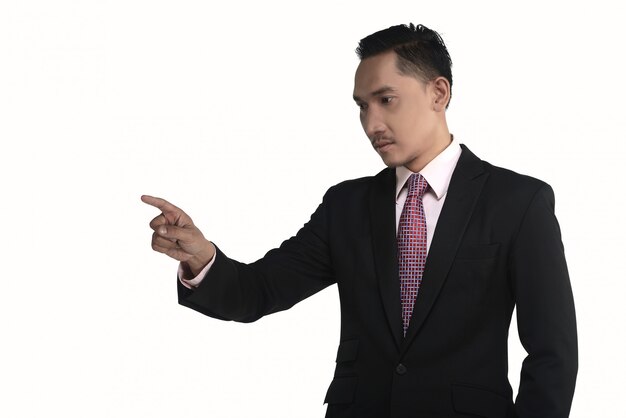 Homem de negócios asiáticos apontando algo isolado sobre fundo branco