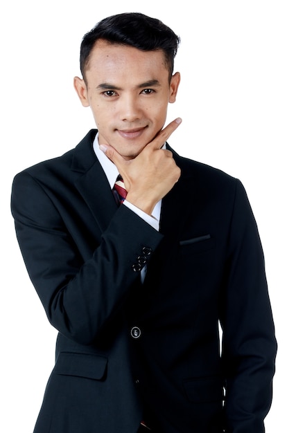 Homem de negócios asiáticos atraente jovem vestindo terno preto com camisa branca e gravata, sorrindo e parecendo confiante sobre fundo branco. Isolado