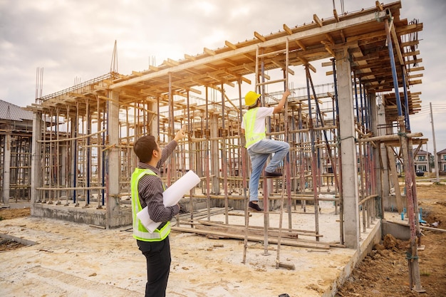 Homem de negócios asiáticos engenheiro de construção trabalhador no canteiro de obras