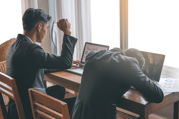 Homem de negócios asiáticos trabalhando e digitando computador notebook