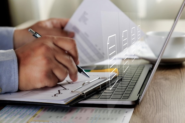 Foto homem de negócios assinando documento de contrato e gerenciamento de documentos em papel concep erp