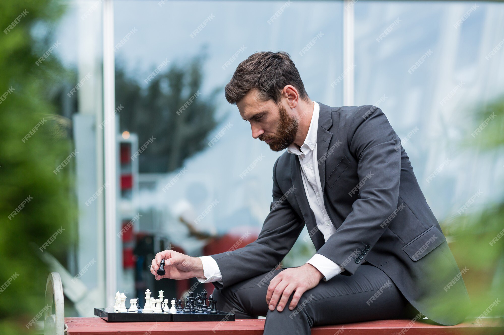 Pessoas de negócios jogando xadrez - Stockphoto #28102330