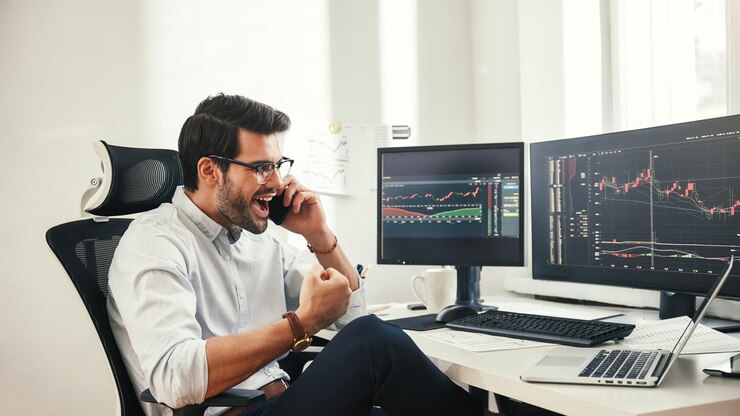 Homem de negócios barbudo feliz de sucesso ou comerciante de trajes formais e óculos está conversando com o cliente e