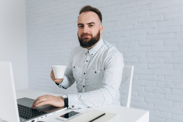 Homem de negócios bebendo café