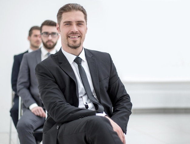 Homem de negócios bem sucedido sentado em uma foto de conferência com espaço de cópia