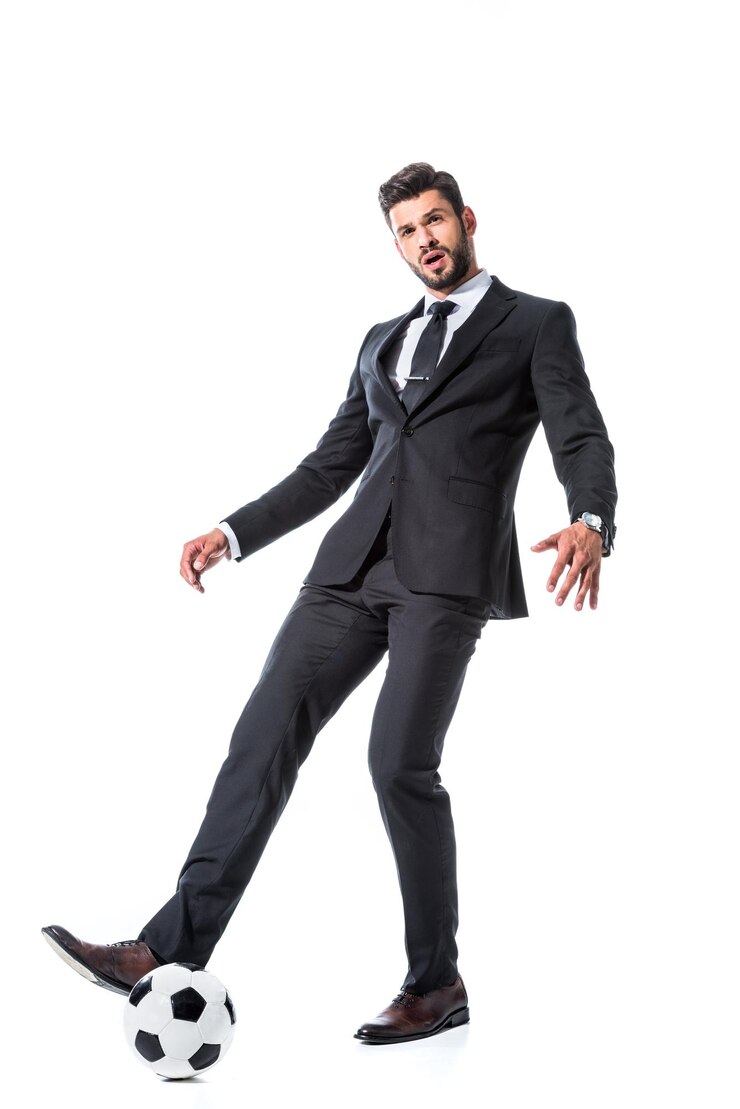 Foto homem de negócios bonito com roupa formal posando com bola de futebol isolada no branco
