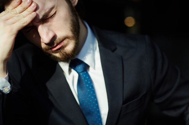 Homem de negócios bonito que sofre de estresse