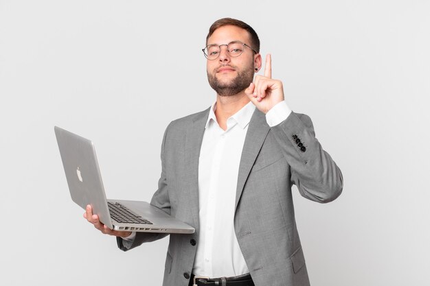 Homem de negócios bonito segurando um laptop