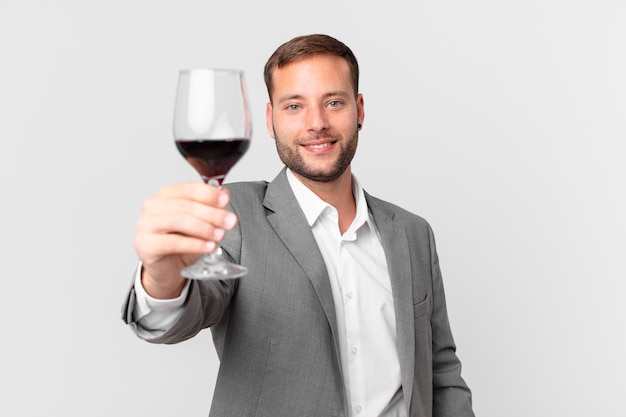 Homem de negócios bonito tomando um vinho