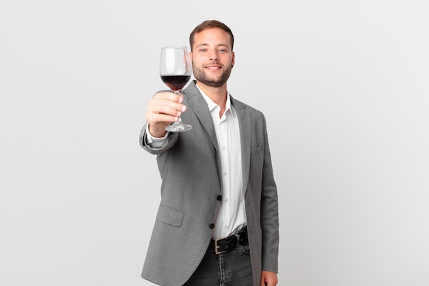 Foto homem de negócios bonito tomando um vinho