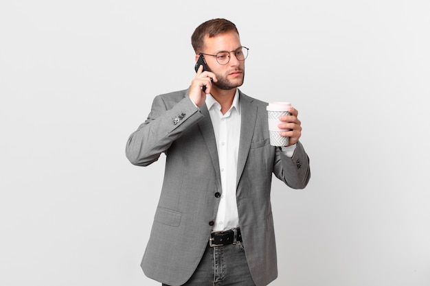 Homem de negócios bonito usando seu telefone inteligente