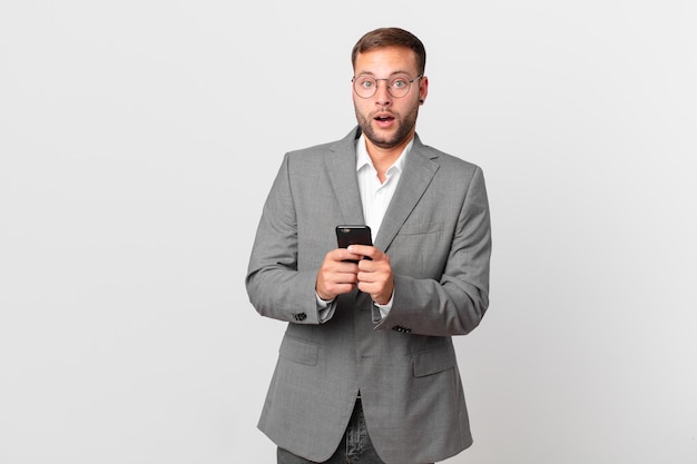 Homem de negócios bonito usando seu telefone inteligente