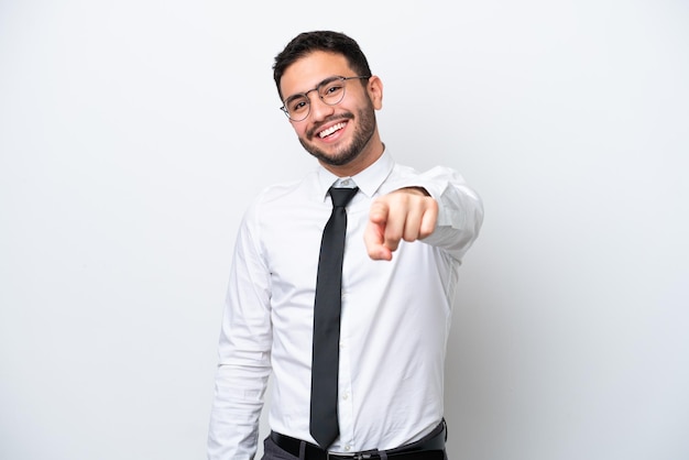 Homem de negócios brasileiro isolado no fundo branco aponta o dedo para você com uma expressão confiante