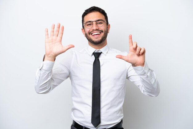 Homem de negócios brasileiro isolado no fundo branco contando sete com os dedos