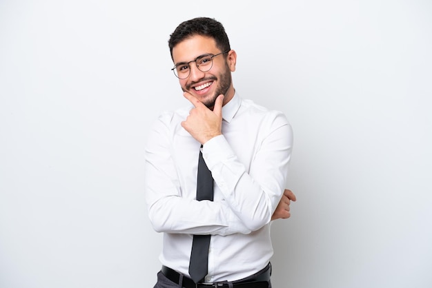 Homem de negócios brasileiro isolado no fundo branco sorrindo