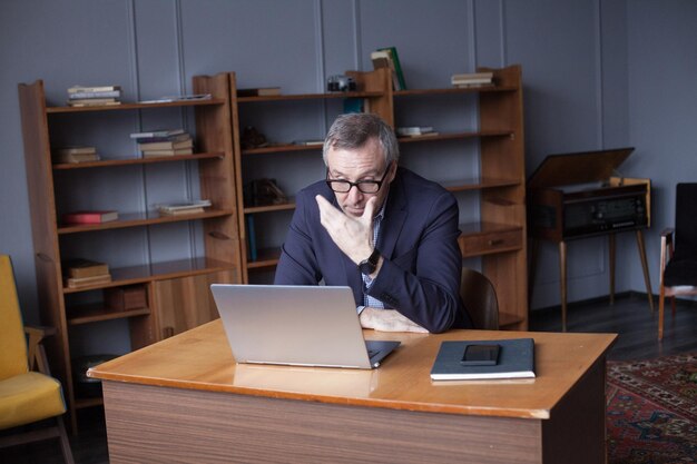 Homem de negócios cansado e preocupado no local de trabalho no escritório