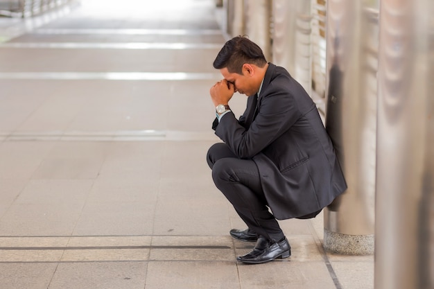 Homem de negócios cansado ou estressado depois de seu trabalho. Imagem do conceito de empresário estressado.