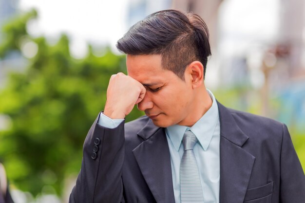 Homem de negócios cansado ou estressado depois de seu trabalho. Imagem do conceito de empresário estressado.