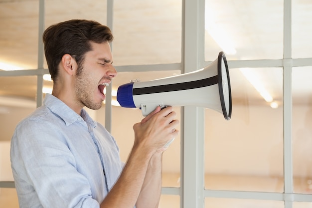 Foto homem de negócios casual gritando através de megafone