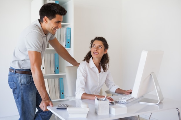 Homem de negócios casual olhando o computador dos colegas