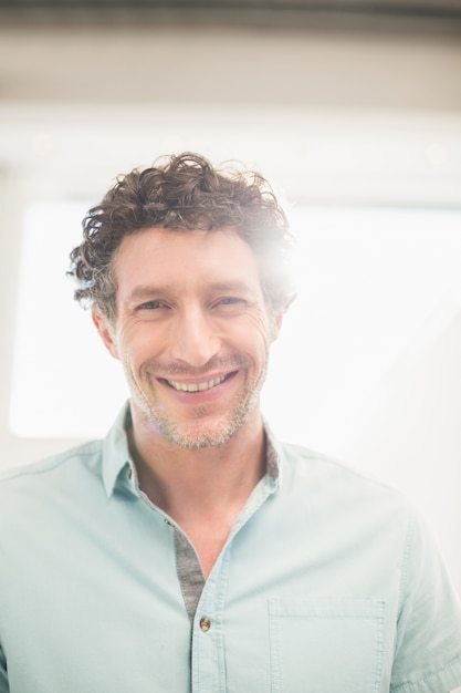 Homem de negócios casual sorrindo para a câmera