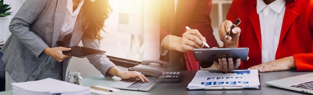 Foto homem de negócios casual trabalhando usando telefone celular digitando computador bate-papo móvel laptop entre em contato conosco nos locais de trabalho planejando ideias investidores na internet procurando ideias conectando pessoas