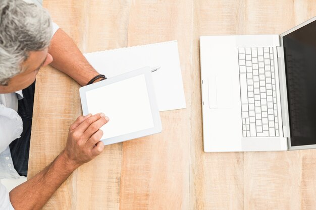 Homem de negócios casual usando tableta de tela em branco