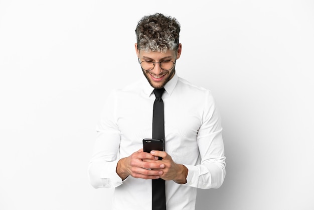 Homem de negócios, caucasiano, isolado no fundo branco, enviando uma mensagem com o celular