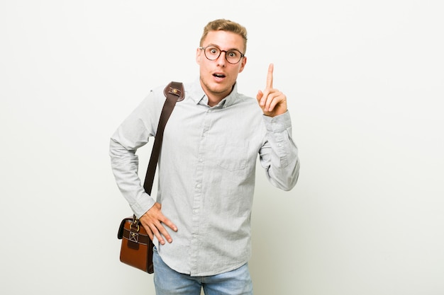 Homem de negócios caucasiano jovem tendo uma idéia, inspiração.