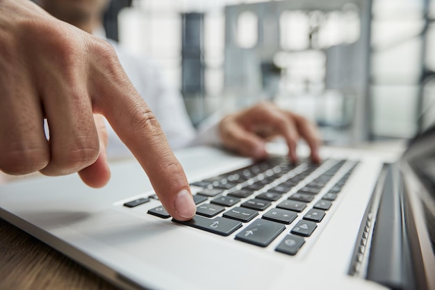 homem de negócios closeup trabalha em um laptop