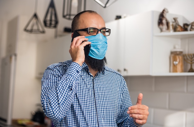 Homem de negócios com barba e máscara médica