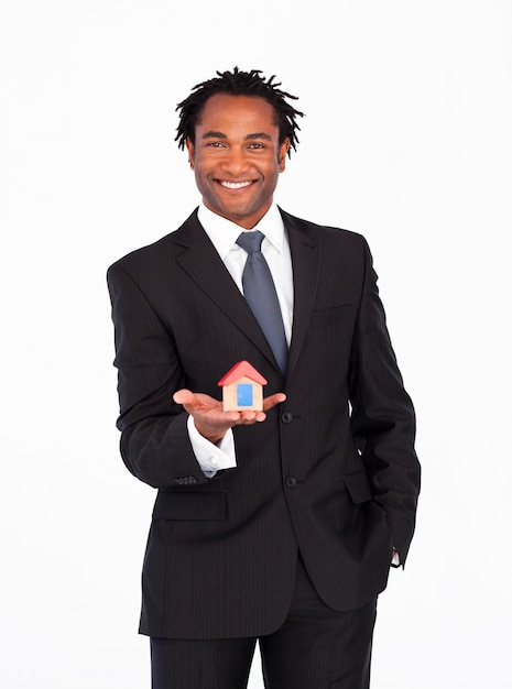 Foto homem de negócios com casa para o conceito imobiliário