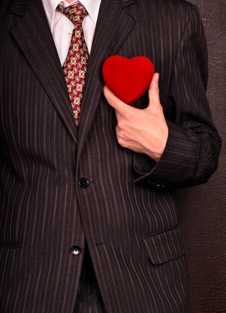 Foto homem de negócios com coração de valentino