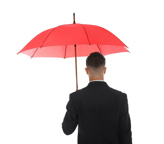 Homem de negócios com guarda-chuva vermelho na vista traseira do fundo branco