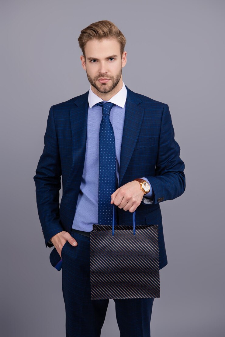 Foto homem de negócios com presente corporativo isolado em cinza presente corporativo dia do homem chefe bem sucedido segurar presente homem de negócios recompensado por bom trabalho valentino secreto em negócios corporativos